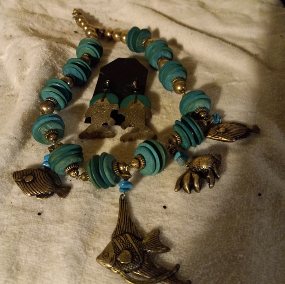 Used,not new very chunky 24 in necklace& 4 hanging  fish& matching  earrings. - Picture 2 of 4